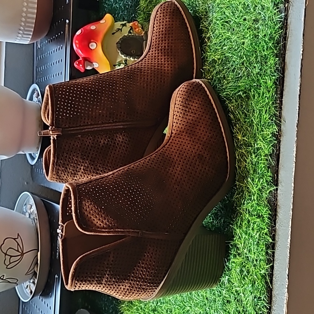Soda Cognac Brown Heeled Bootie size 9